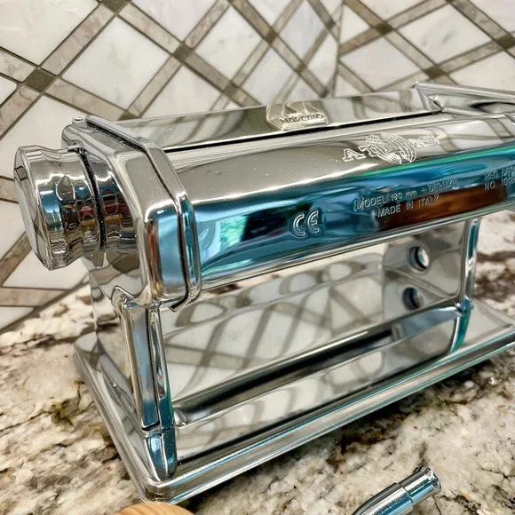 Marcato Atlas 180 Pasta Maker. LIKE NEW.  BONUS: Cookbook - Picture 5 of 11
